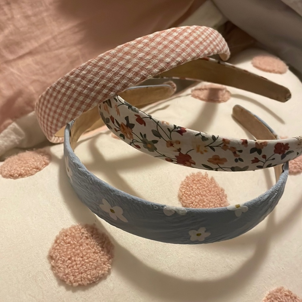 These are some headbands💕 I got from Walmart. They are not yet used‼️